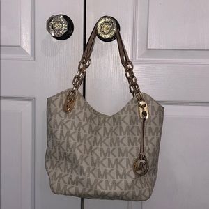 Michael Kors purse. Great condition. Rarely wore